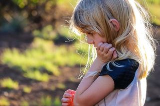 „Ani na mě nesáhl.“ O tom, jak jsem bránila pachatele sexuálního zneužití - Médium.cz